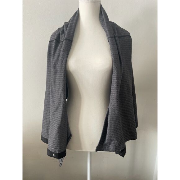 Lululemon Vinyasa Wrap in Herringbone Gray White and Black - OS (Orig. $58) - Picture 2 of 6